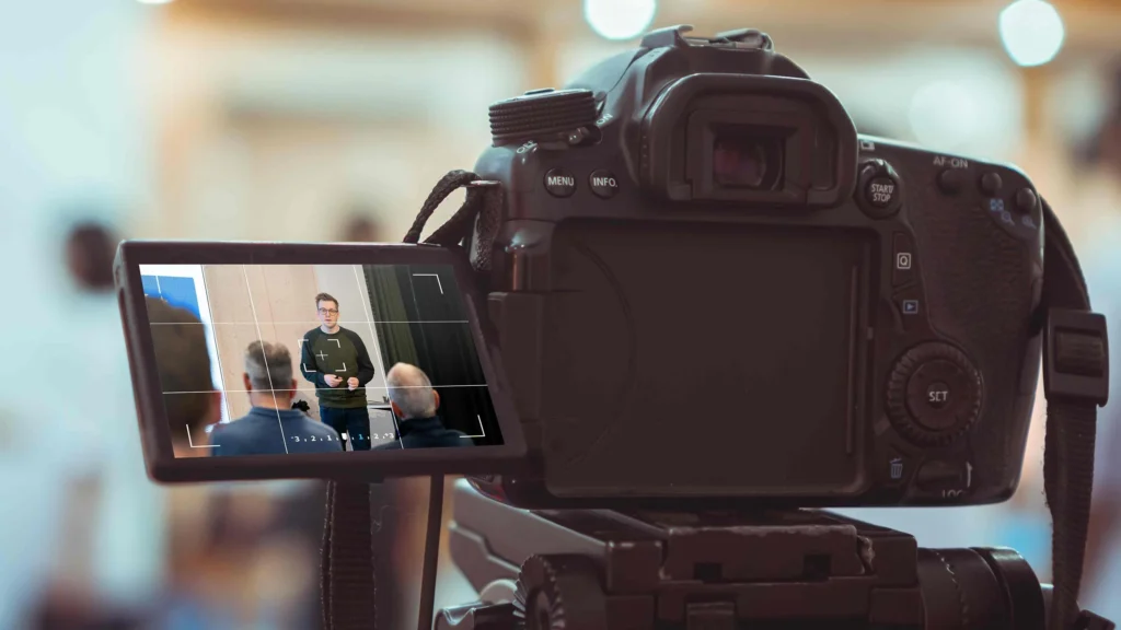 Videokamera filmer foredragsholder foran publikum i Innlandet Science Park